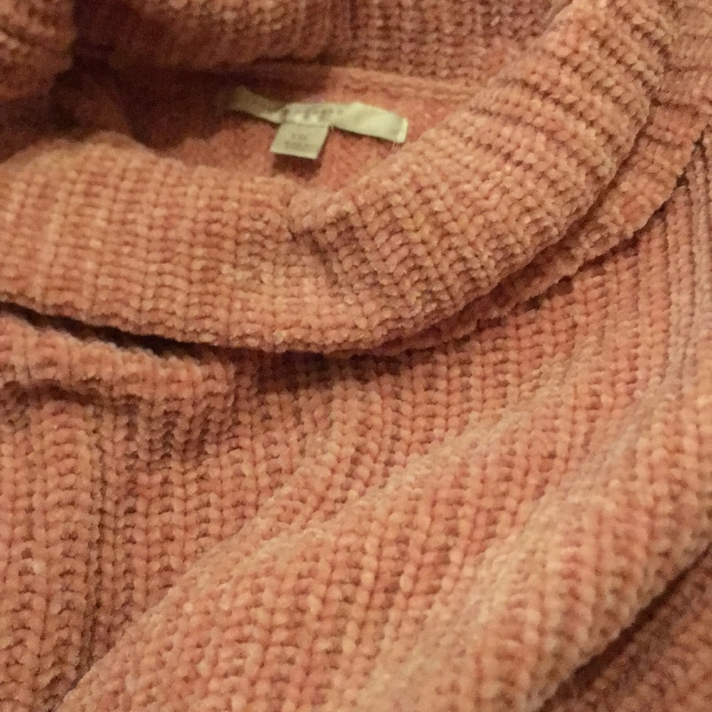 Lauren Conrad’s oversized pastel pink sweater